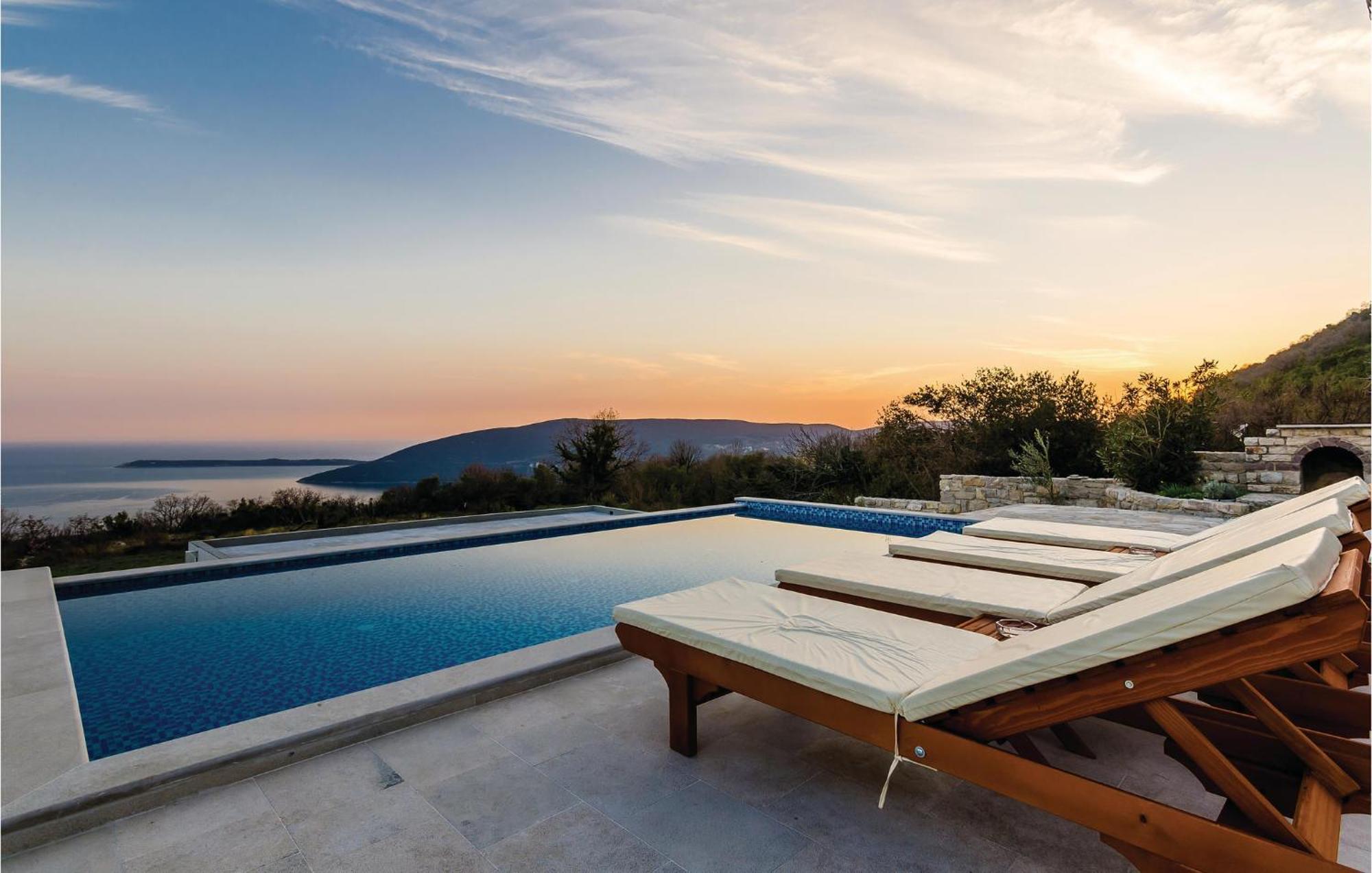 Amazing Home In Herceg Novi With House Sea View エクステリア 写真